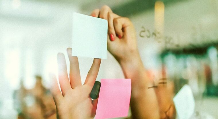 Beratung und Begleitung zu Prävention und Intervention bei Rechtsextremismus Post-Its auf einer Glaswand