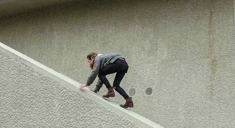 Junge Frau beim Parkour