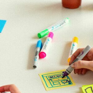 Hand malt auf Post-It